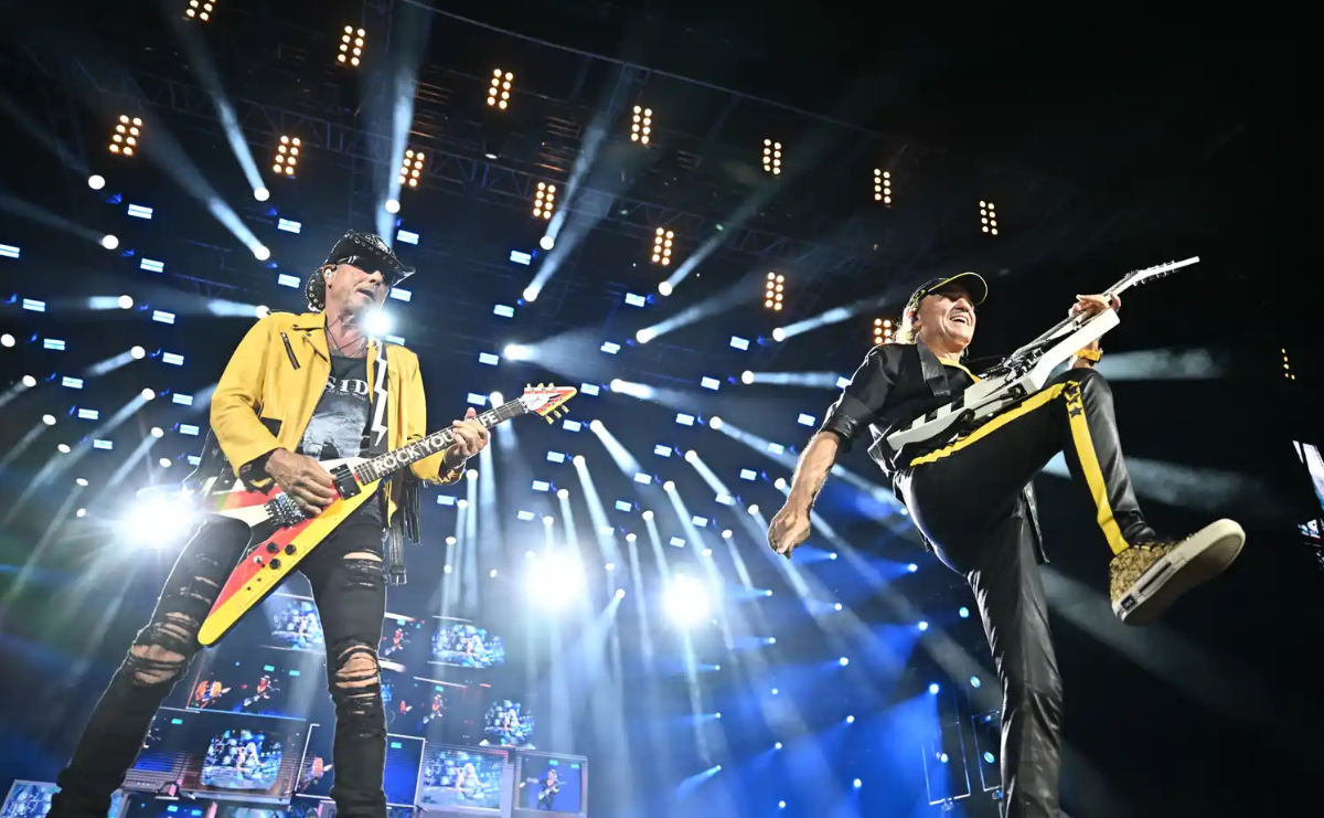 Scorpions, İstanbul konserinde kariyerinin farklı dönemlerinden seçtiği şarkılarla hayranlarına kapsamlı bir müzik yolculuğu yaşattı. 