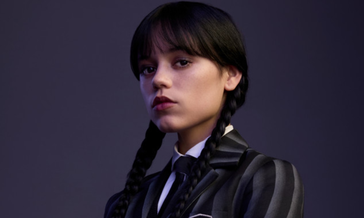 atv dizisi Altı Üstü İstanbul'da Melek karakterini canlandıran Sena Mia Kalıp, sosyal medyada Jenna Ortega'ya benzerliğiyle gündem oldu.