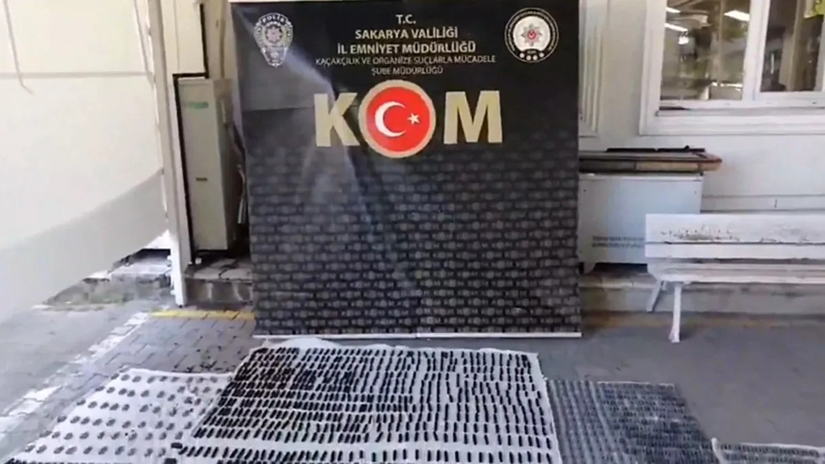 Sakarya'da silah operasyonu: Aracın içinden cephanelik çıktı!-2