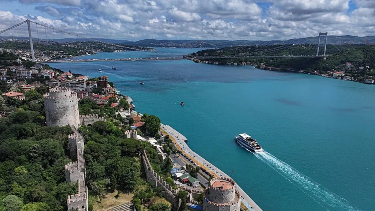 Uluslararası Uzay İstasyonu'ndan çekilen görüntülerde İstanbul Boğazı'nda da fitoplankton yoğunluğu gözlemlendi. (Fotoğraf:AA)