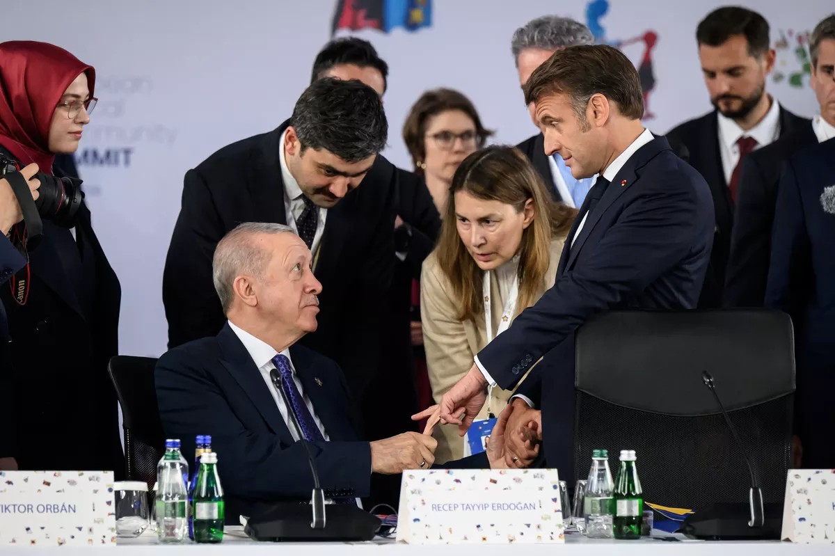 Başkan Erdoğan ile Macron arasındaki görüşmeler neticesinde 2019 yılından beri süren ambargonun aşıldığını belirten Yunan basını, Fransa’nın bu adımını Atina’ya yönelik ağır bir ihanet olarak yorumladı. 