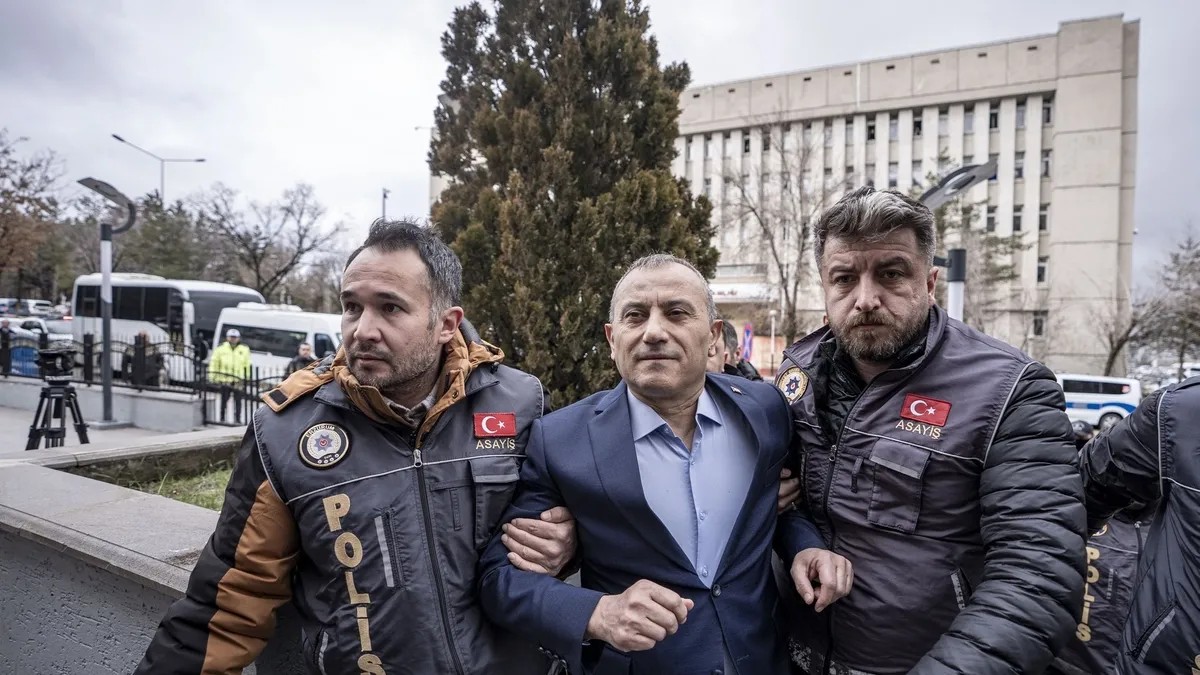 gulistan-doku-dosyasinda-jandarma-komutanindan-kritik-sim-kart-ifadesi-1783022696319.jpeg Gülistan Doku soruşturmasında SIM kart düğümü: Jandarma komutanı makam odasını anlattı-3