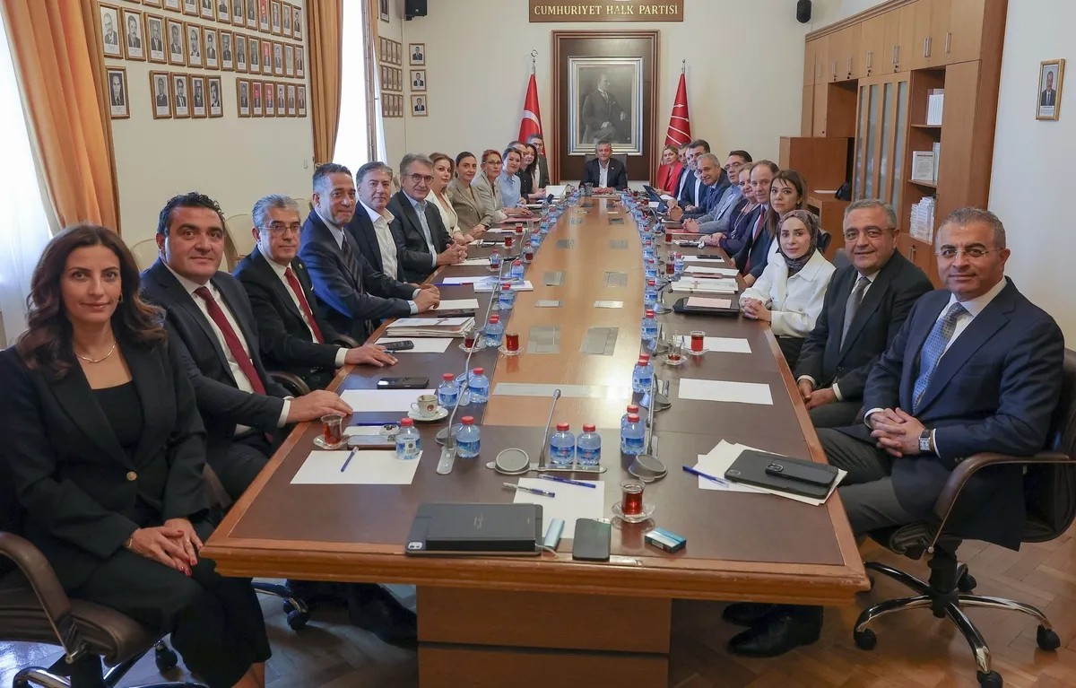 Özgür Özel ve CHP'deki ayrılıkçılar ʺyeni partiʺ gündemiyle toplandı (Haberin görselleri Takvim Foto Arşiv'den alındı)