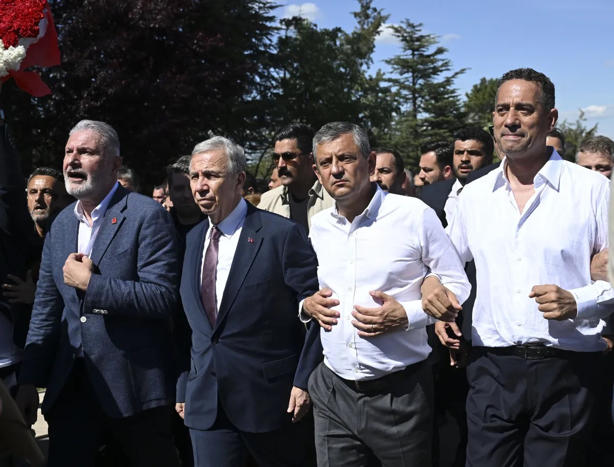 Mansur Yavaş hem Özgür Özel'in koluna giriyor hem de Kemal Kılıçdaroğlu ile uzlaşı zemini arıyor