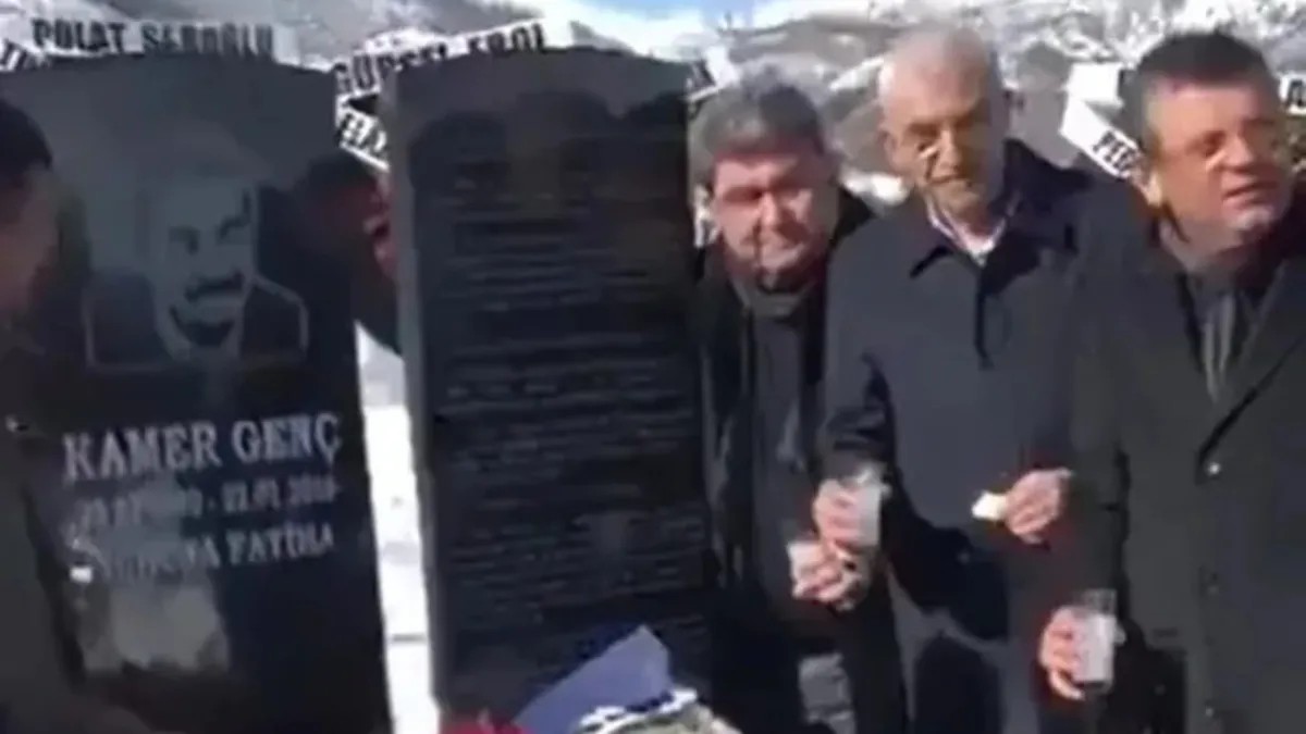 Özgür Özel Kamer Genç'i mezarı başında rakı ile anmıştı.