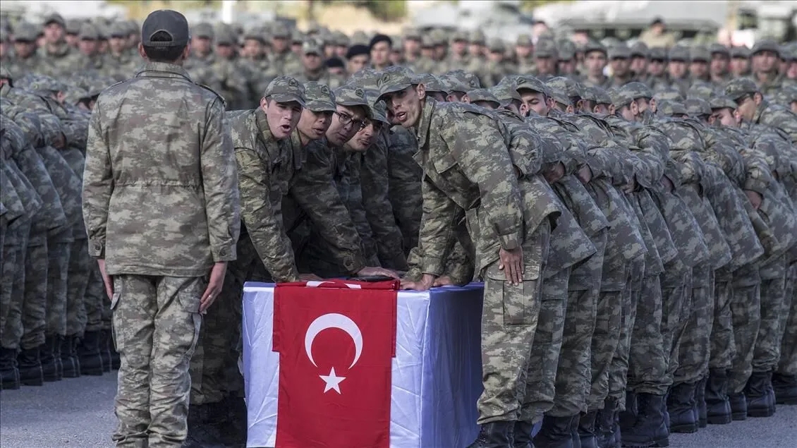 Bedelli askerlikten yararlanmak için yükümlülerin askerlik hizmetine başlamamış, sağlık muayenesini tamamlamış ve başvuru şartlarını yerine getirerek gerekli ödemeyi süresi içinde yapmış olmaları gerekiyor. (Görsel: AA)
