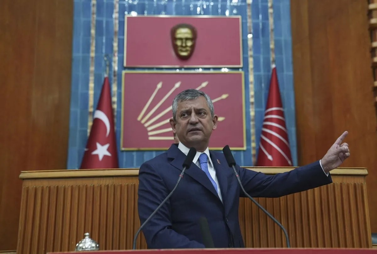CHP Manisa Milletvekili Özgür Özel, henüz görevden alınmayan il başkanlarına ʺYeni atananlarla işbirliği yapmayınʺ mesajı gönderdi