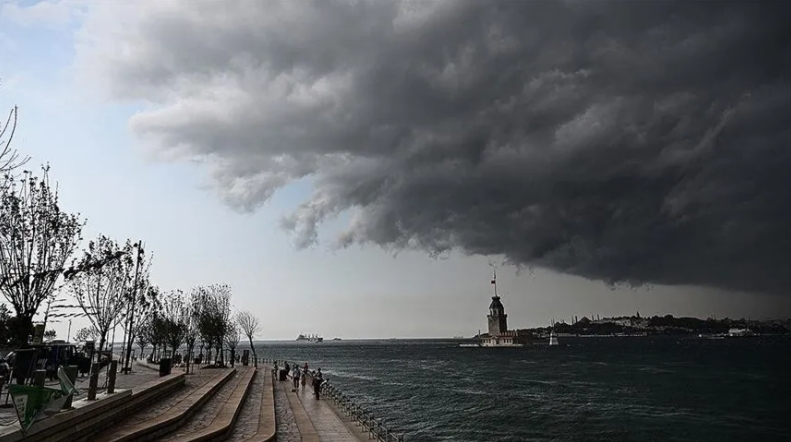 İstanbul'da soğuk cephenin ardından hava serinlerken, sıcaklıklar 26-28 dereceye geriledi ve kent genelinde parçalı bulutlu, bunaltıcı olmayan bir hava etkili olmaya başladı. (Görsel: AA)