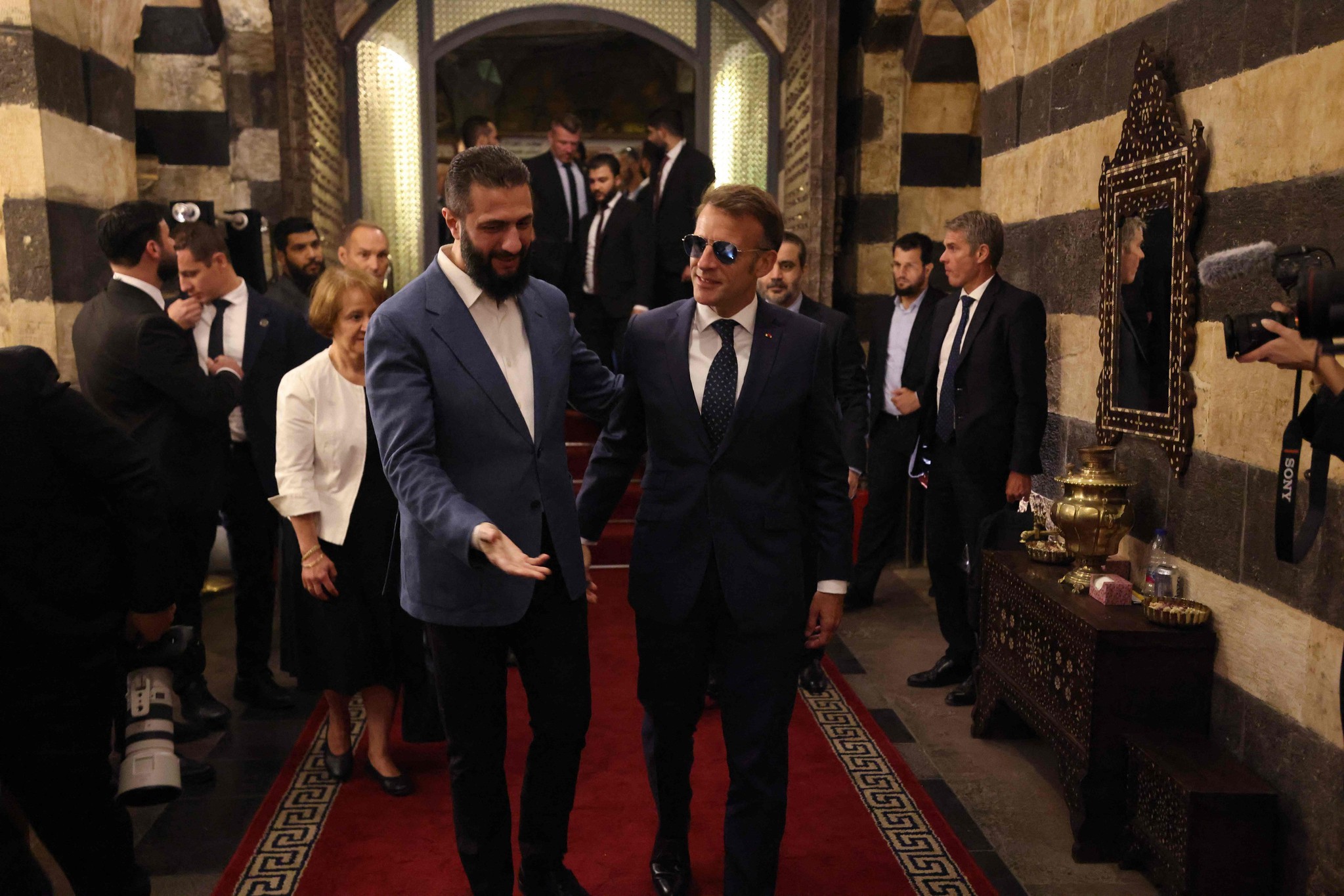 macrondan-nato-oncesi-sam-ziyareti-saraya-destek-mesaji-1783403398401.jpeg Macron'dan NATO öncesi Şam ziyareti! Şara'ya destek mesajı: Emevi Camisi'ni de ziyaret etti-3