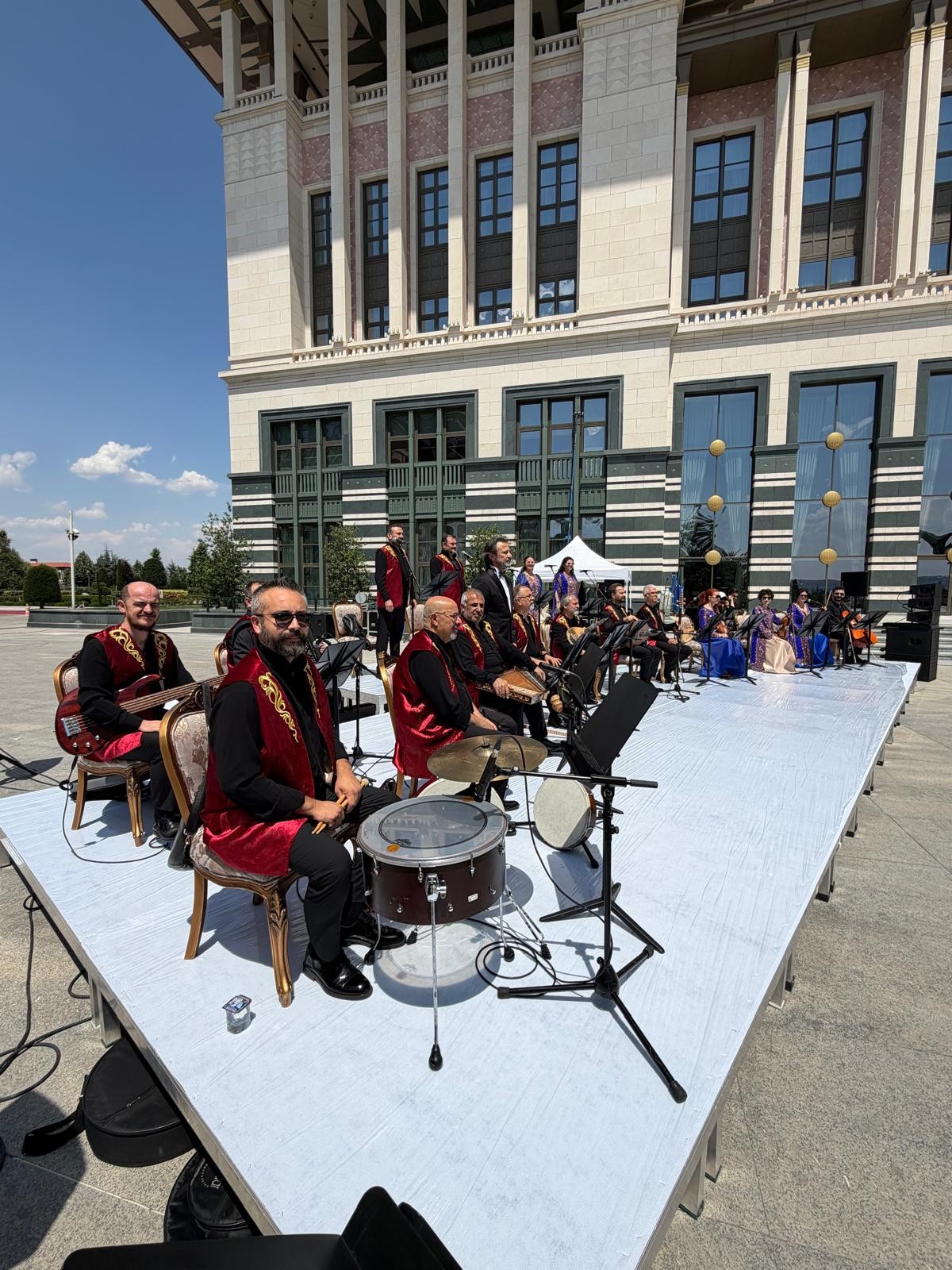 NATO Zirvesi kapsamında gerçekleştirilen resmi programlarda, Kültür ve Turizm Bakanlığına bağlı sanat kurumları Türkiye'nin kültürel zenginliğini uluslararası protokolle buluşturdu. (Görsel: Takvim)