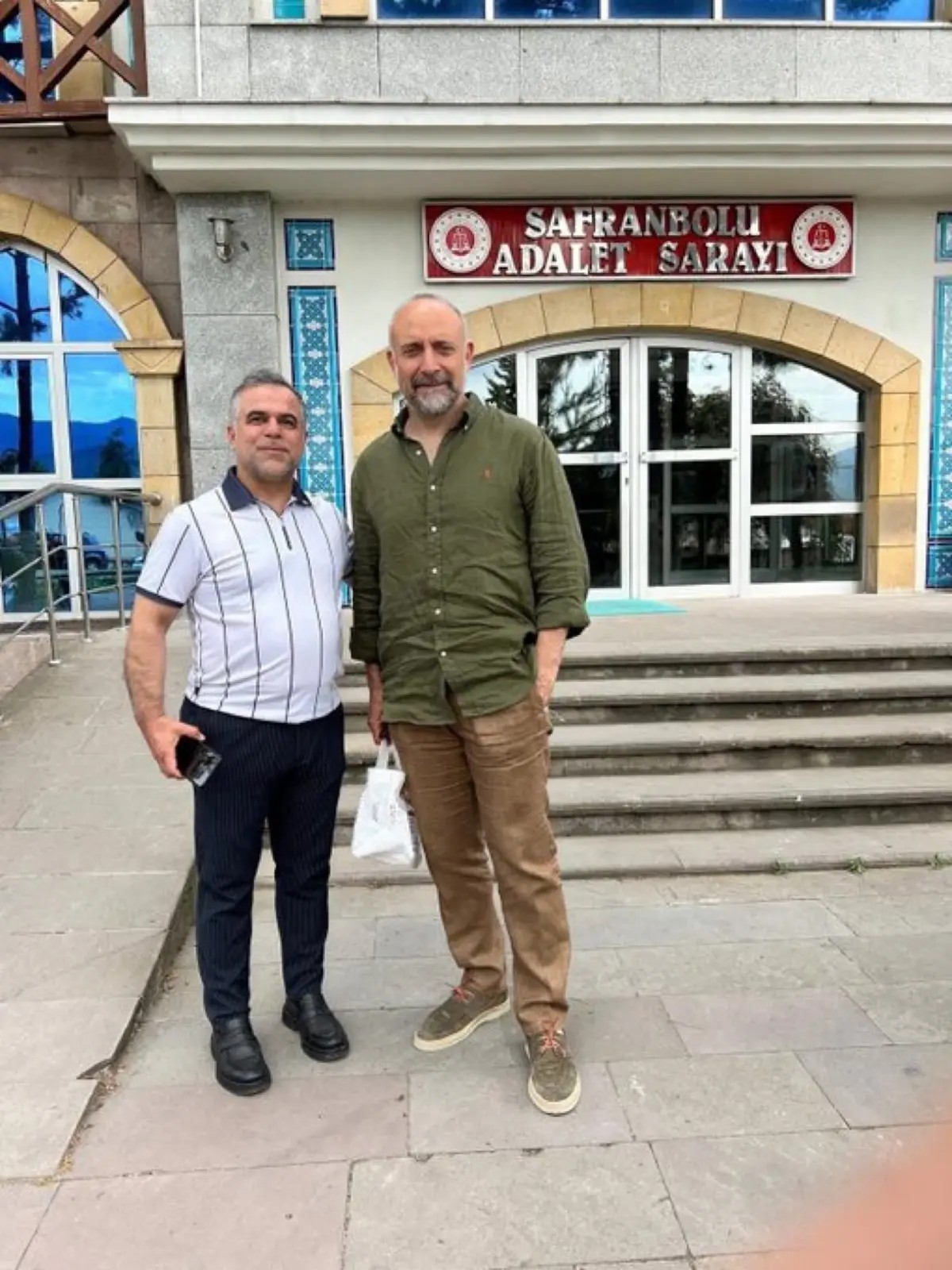 Halit Ergenç Safranbolu Adalet Sarayı önünde