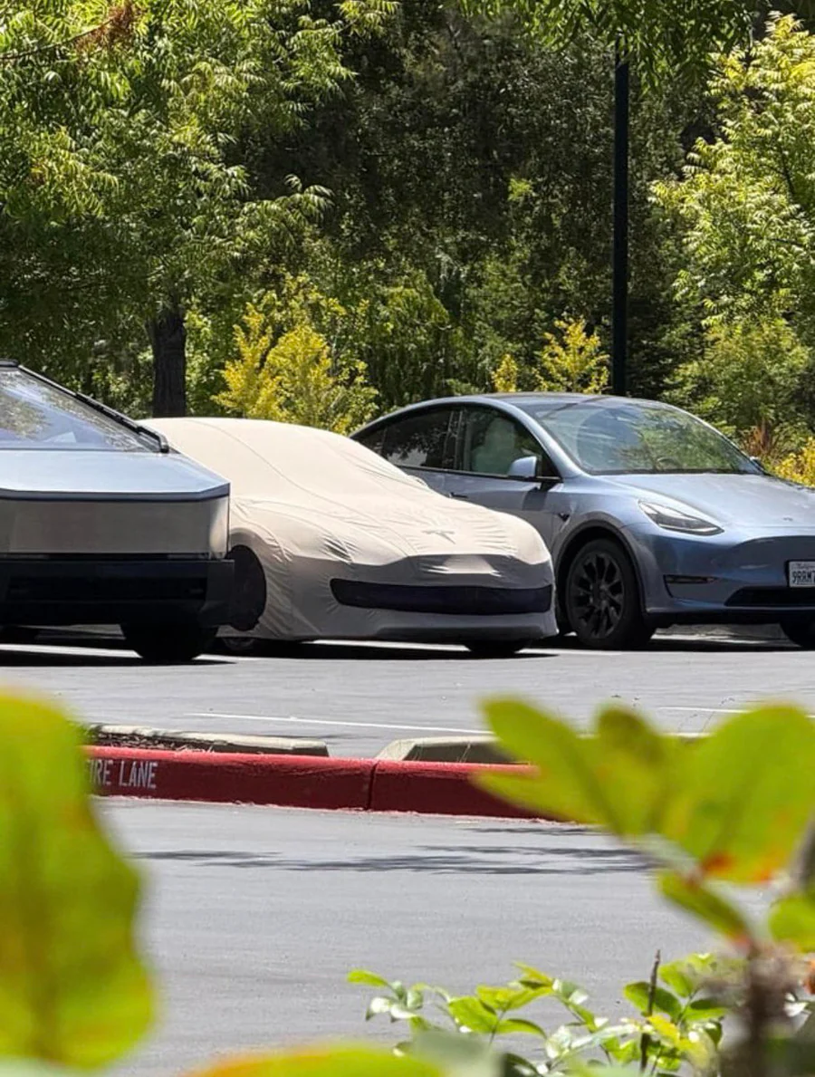 Tesla'nın Palo Alto'daki mühendislik merkezinde kamuflajlı yeni bir prototip görüntülenirken, aracın markanın en kompakt modellerinden biri olabileceği değerlendiriliyor. (Görsel: Basenor)