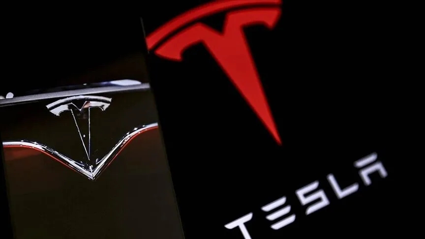 Tesla'nın uygun fiyatlı modelinde mevcut platformun sadeleştirilmiş bir versiyonunun kullanılması, üretim maliyetlerini düşürerek aracın daha kısa sürede piyasaya sürülmesini sağlayabilir. (Görsel: AA)