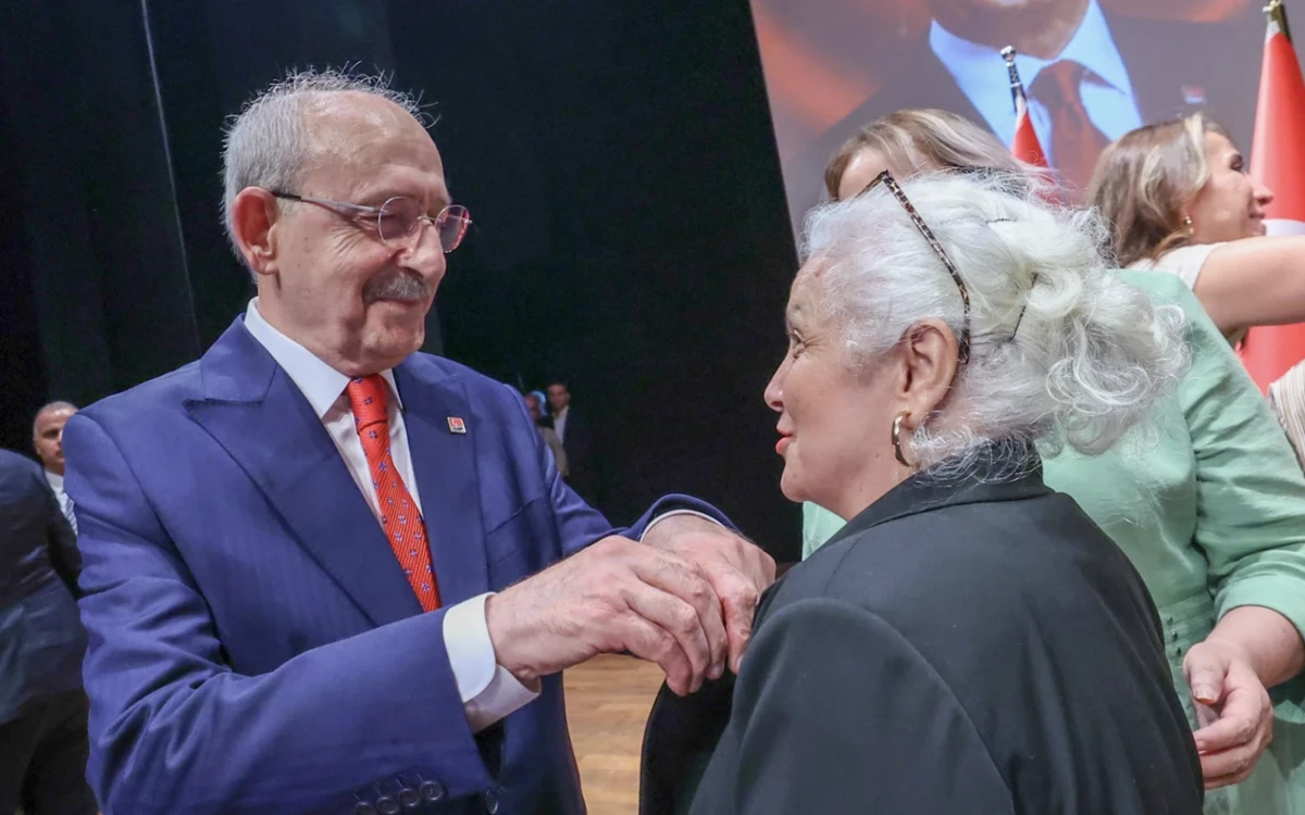 Dizi-film platformu Netflix’ten uyarlama logo iddialarıyla gündeme gelen Yeni Parti’nin, CHP’nin üye katılım etkinliğine sızarak paralı figüranlarla kumpas kurduğu öne sürüldü. 