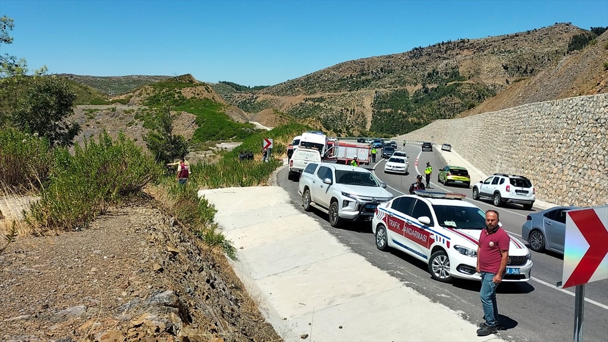 antalyada-otomobil-ucurumdan-yuvarlandi-5-kisi-hayatini-kaybetti-1785057370173.jpeg Antalya-Konya yolunda otomobil uçurumdan yuvarlandı: 5 ölü 2 yaralı... Aynı mevkide defalarca kaza yaşandı-2