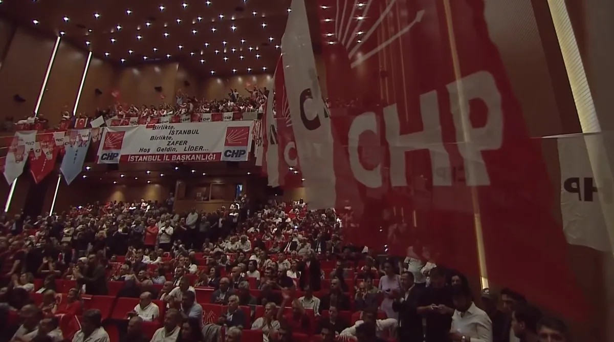 CHP'de kurultay sonrası başlayan tartışmalar, bu kez ʺfigüranʺ iddiaları ve karşılıklı açıklamalarla yeni bir boyut kazandı.