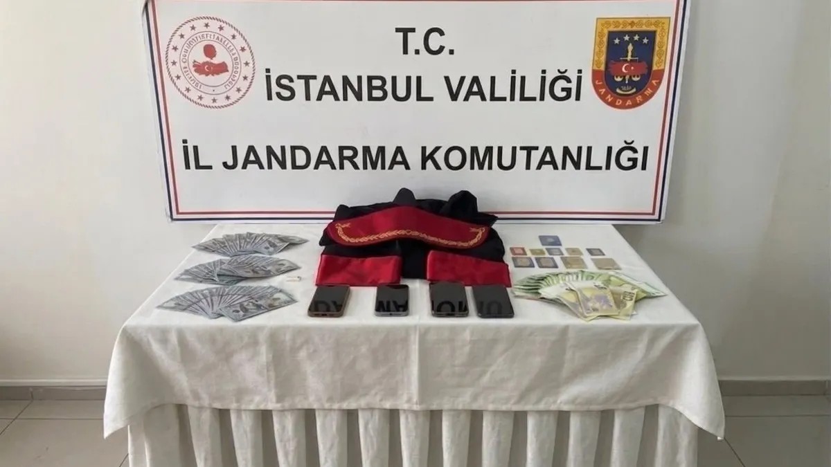 Operasyonda hakim cübbesi, 1 milyon euro değerinde senet, külçe altın, döviz ve çok sayıda dijital materyal ele geçirildi.