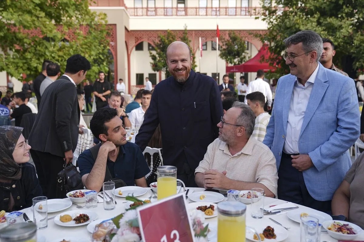 Bilal Erdoğan, TercihFest 2024'e katılan öğrencilerle akşam yemeğinde bir araya geldi. (Fotoğraflar AA'dan alınmıştır))
