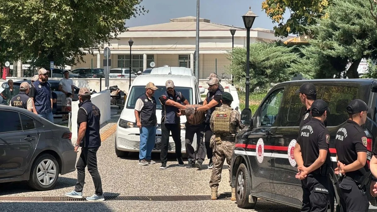 fetocu-burkay-karatepe-tutuklandi-baskan-erdogan-sikayetci-oldu-1785943983825.jpeg FETÖ’cü Burkay Karatepe tutuklandı: Başkan Erdoğan şikayetçi oldu-6
