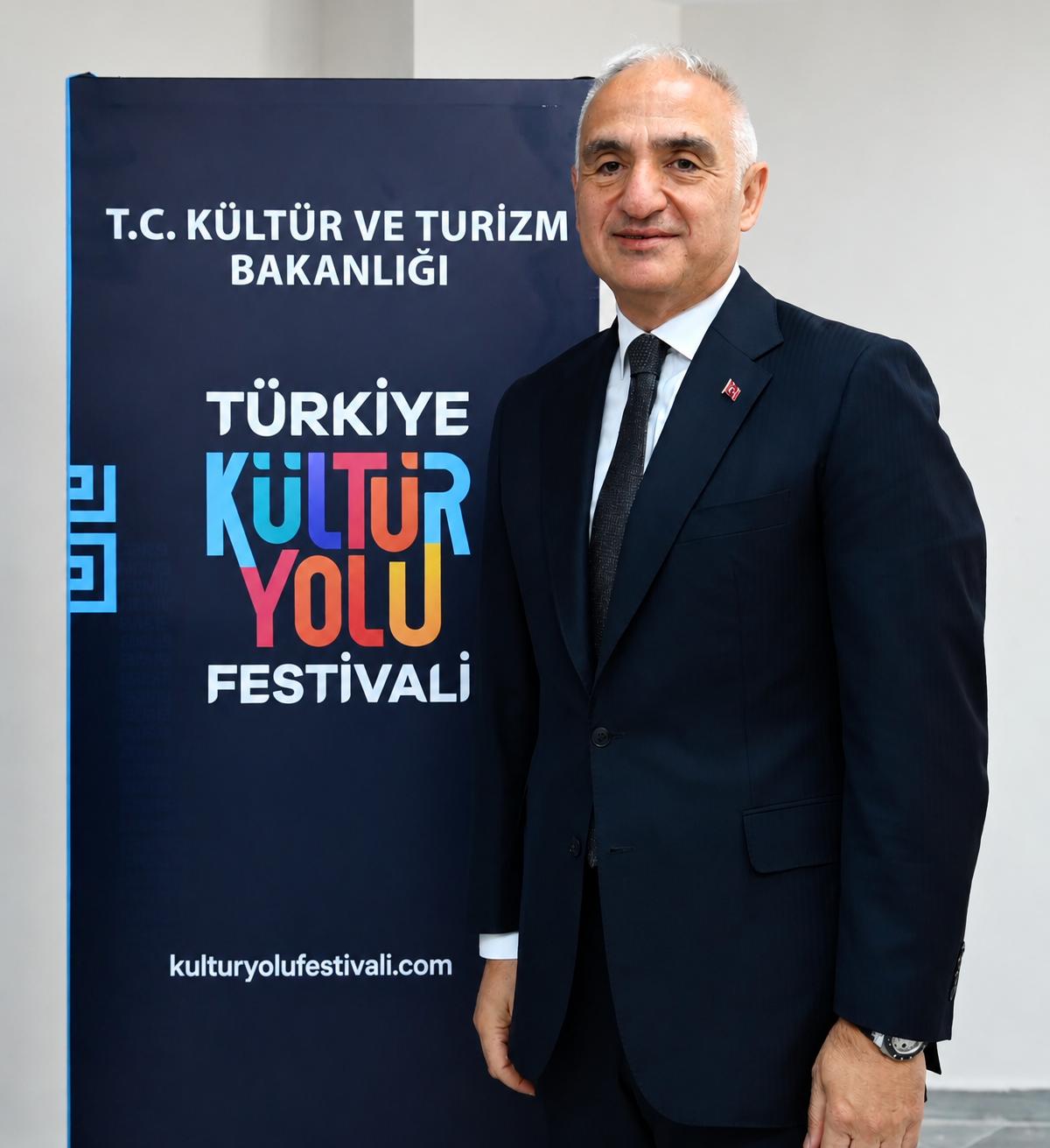 Bakan Ersoy, Malatya'nın kendisi için özel bir yere sahip olduğunu belirterek geçen yıl festival rotasına dahil edilen kentte bu yıl ikinci kez Malatya Kültür Yolu Festivali'nin düzenleneceğini söyledi.