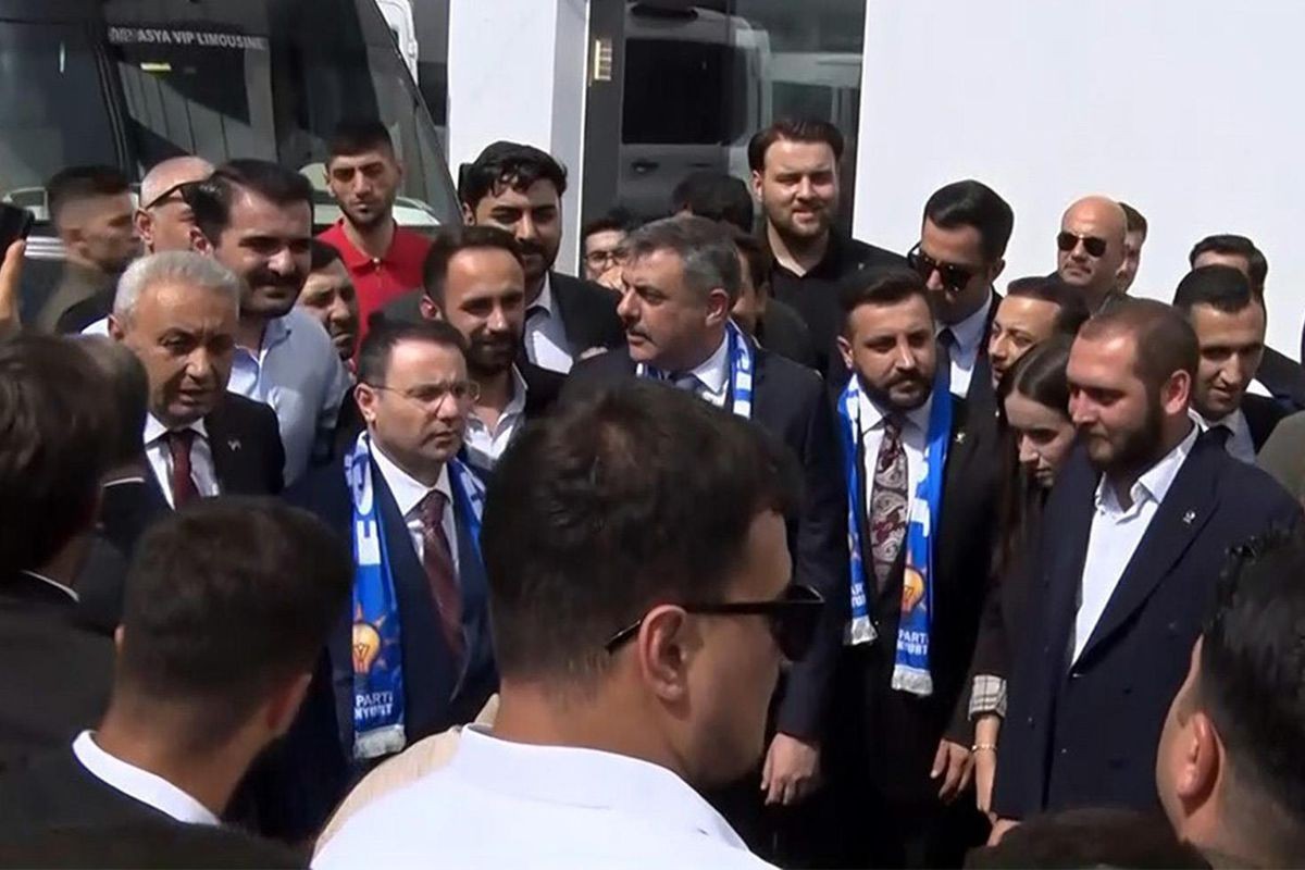 adalet-bakani-gurlekten-suc-orgutlerine-ve-sokak-cetelerine-net-mesaj-devlet-tepenize-binecek-1786205633167.jpeg Adalet Bakanı Gürlek'ten suç örgütlerine ve sokak çetelerine net mesaj: "Devlet tepenize binecek"-2