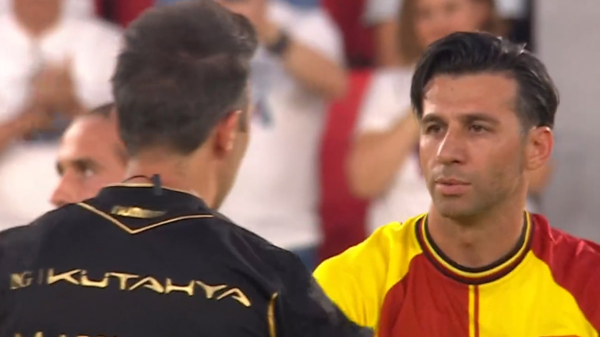 İsmail Köybaşı futbola veda etti