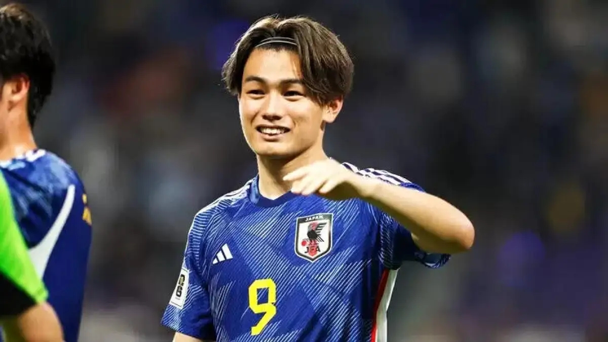 Ayase Ueda Feyenoord forması giyiyor