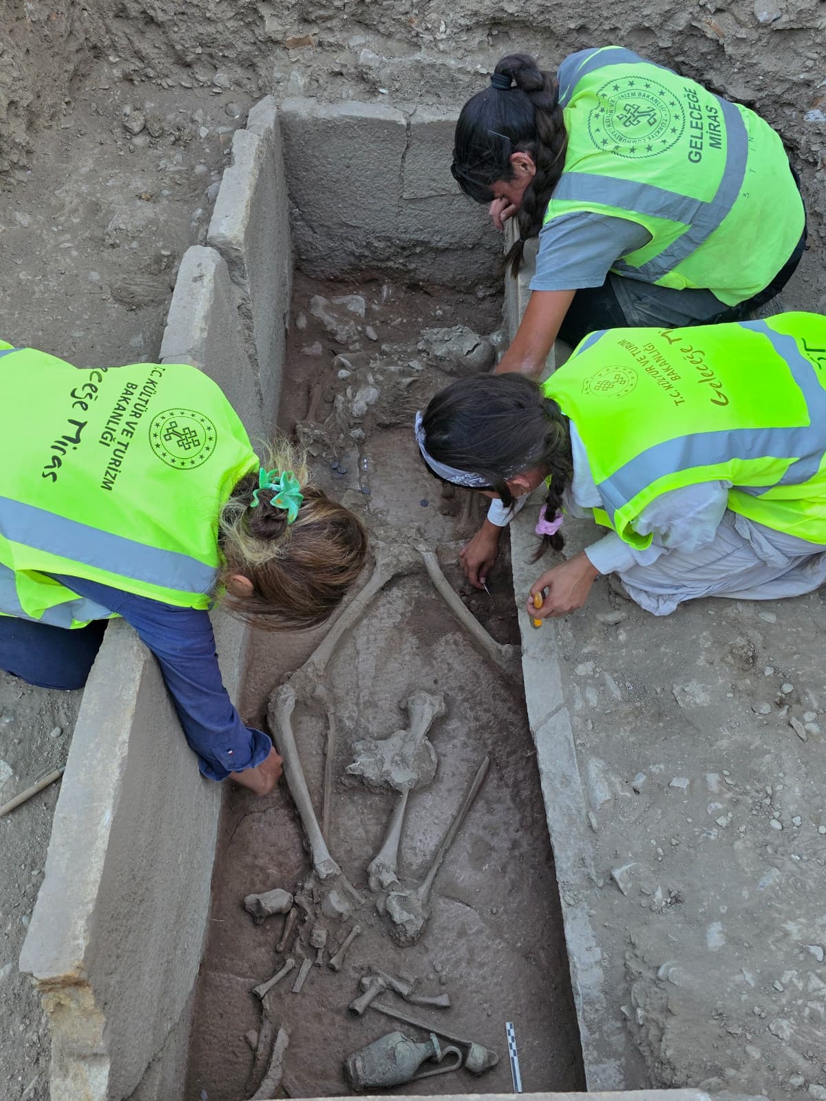 Mezardan güreşçi betimli Aspendos sikkeleri ve çeşitli buluntular çıkarıldı.