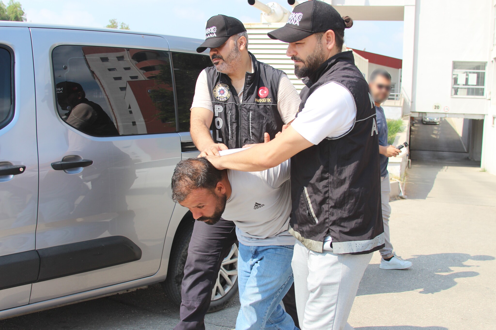 Narkotik polisleri, bir eve yaptıkları baskında kutuların içerisinden 283 bin adet sentetik hap ele geçirdi. (Fotoğraflar: İHA)