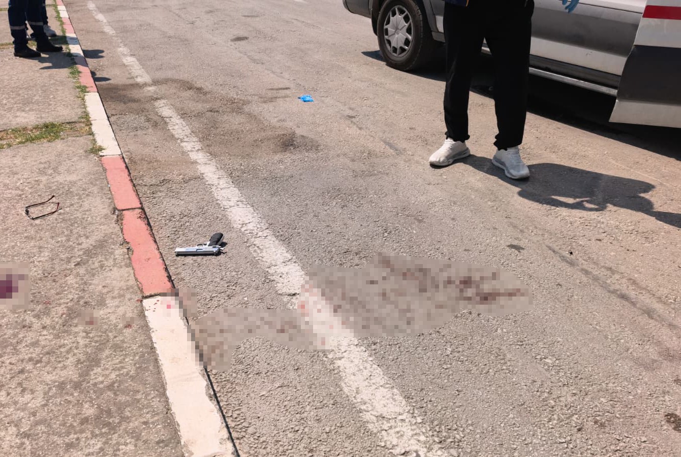 Olay yerinde yaralının yanında bir tabanca bulunduğu öğrenildi.