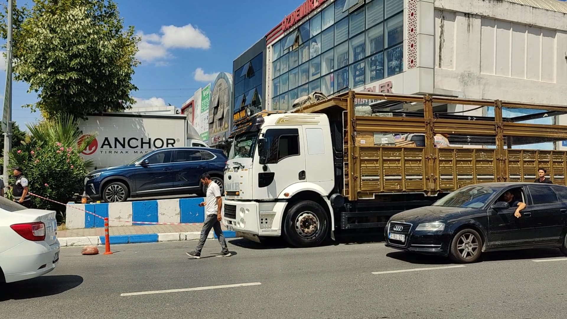 Camı kırarak araca giren H.C., eniştesini hareketsiz halde buldu. (Fotoğraflar: DHA)