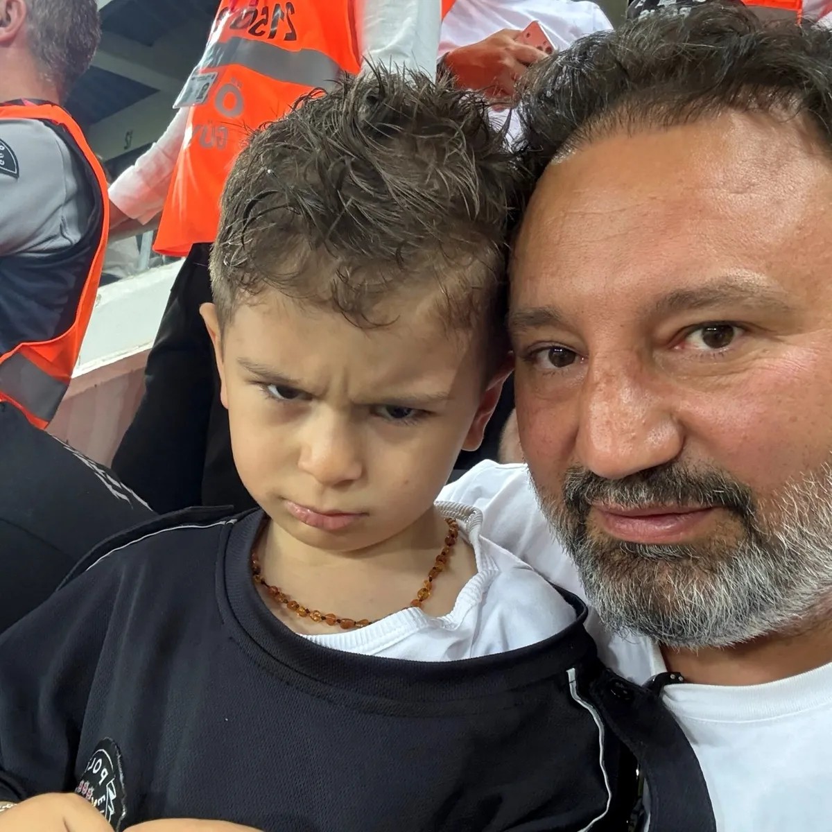 Küçük taraftar, polis korumasıyla tribünden çıkarıldı.