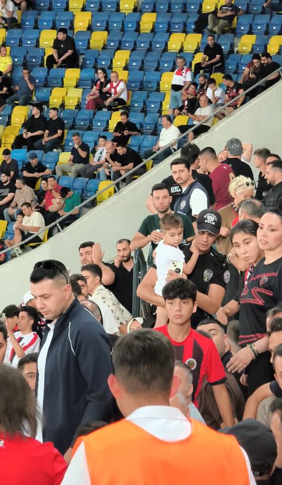 Komiser Yardımcısı Uğur Yurduseven, küçük taraftarı güvenli alana taşıdı. (Fotoğraflar: Takvim Foto Arşivi)