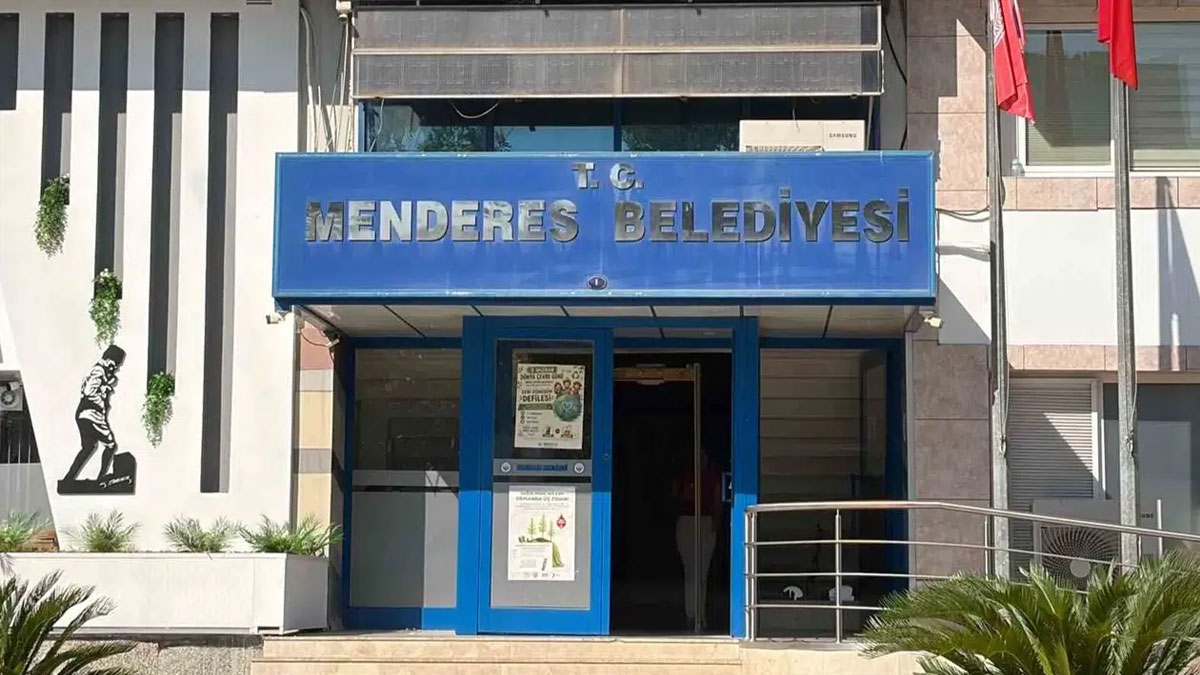 İzmir Menderes Belediyesinde Belediye Başkanı İlkay Çiçek’in tutuklanması üzerine toplanan mecliste başkanvekili seçimi heyecanı yaşanıyor.