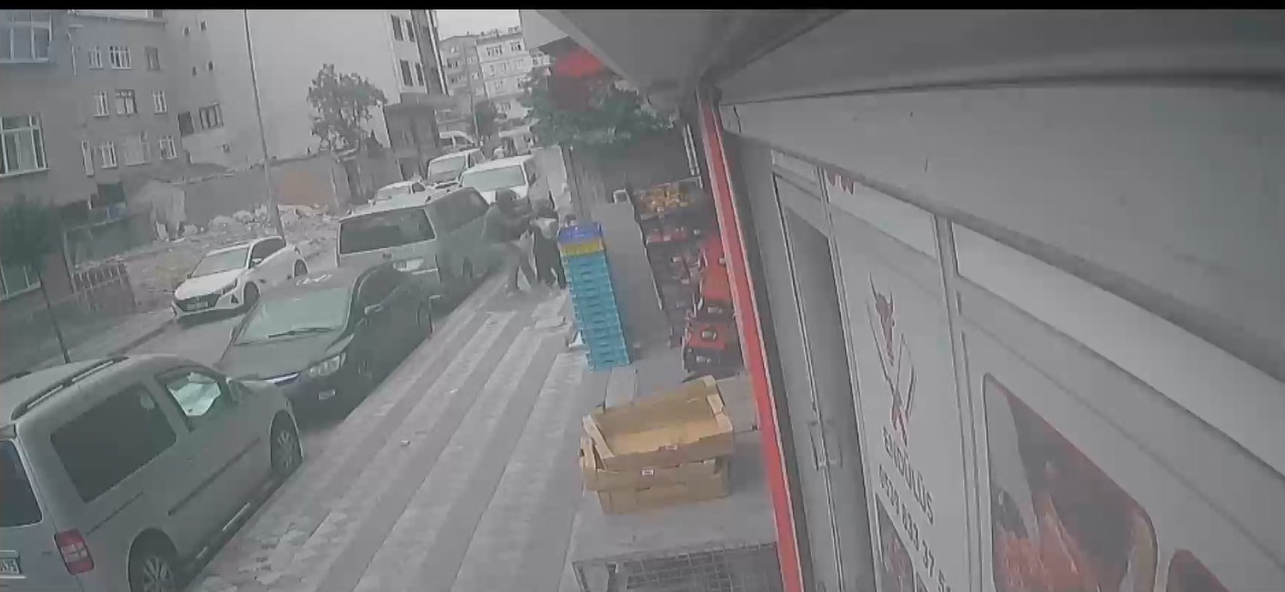 Şüphelinin, mağdurları gasbetmeye çalıştığı o anlar güvenlik kameralarına yansıdı. (Fotoğraflar: DHA)