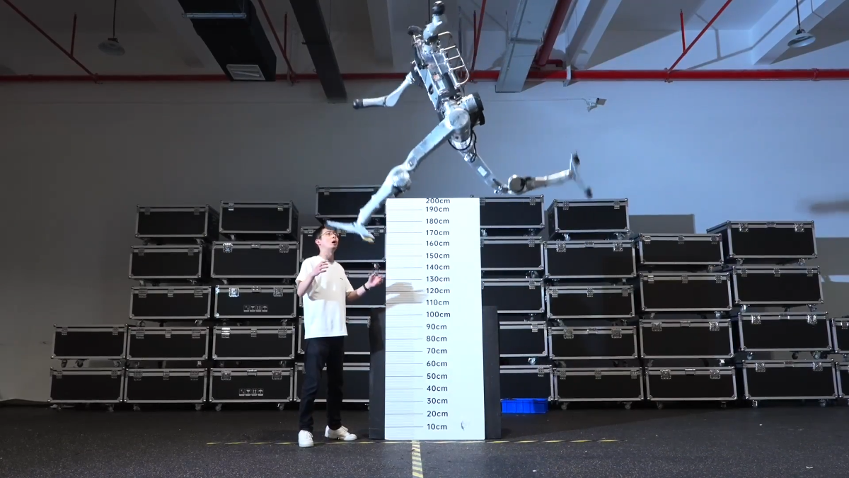 2 metre yükseğe zıplarken Unitree robot.