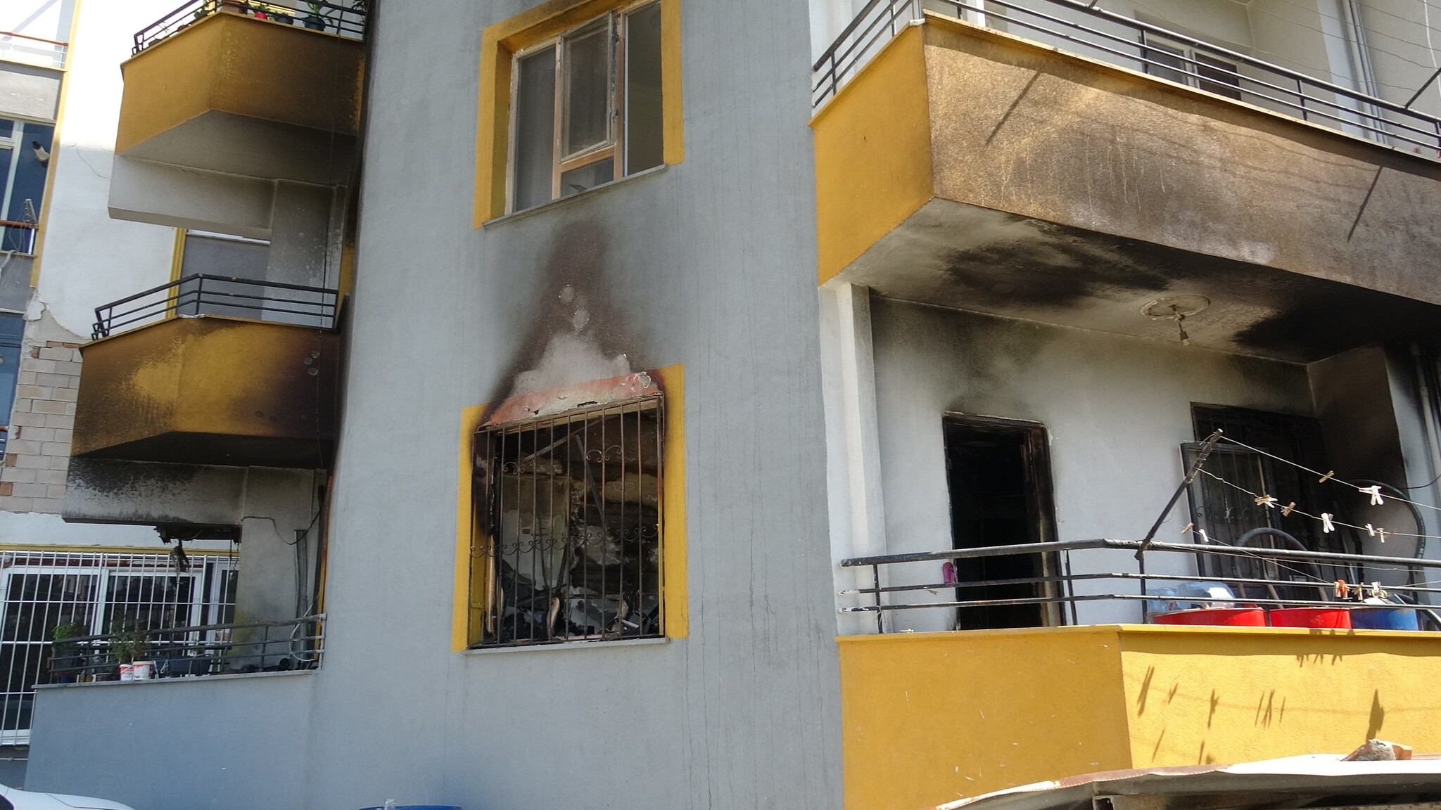 Yangında alevlere teslim olan ev kullanılamaz hale geldi.