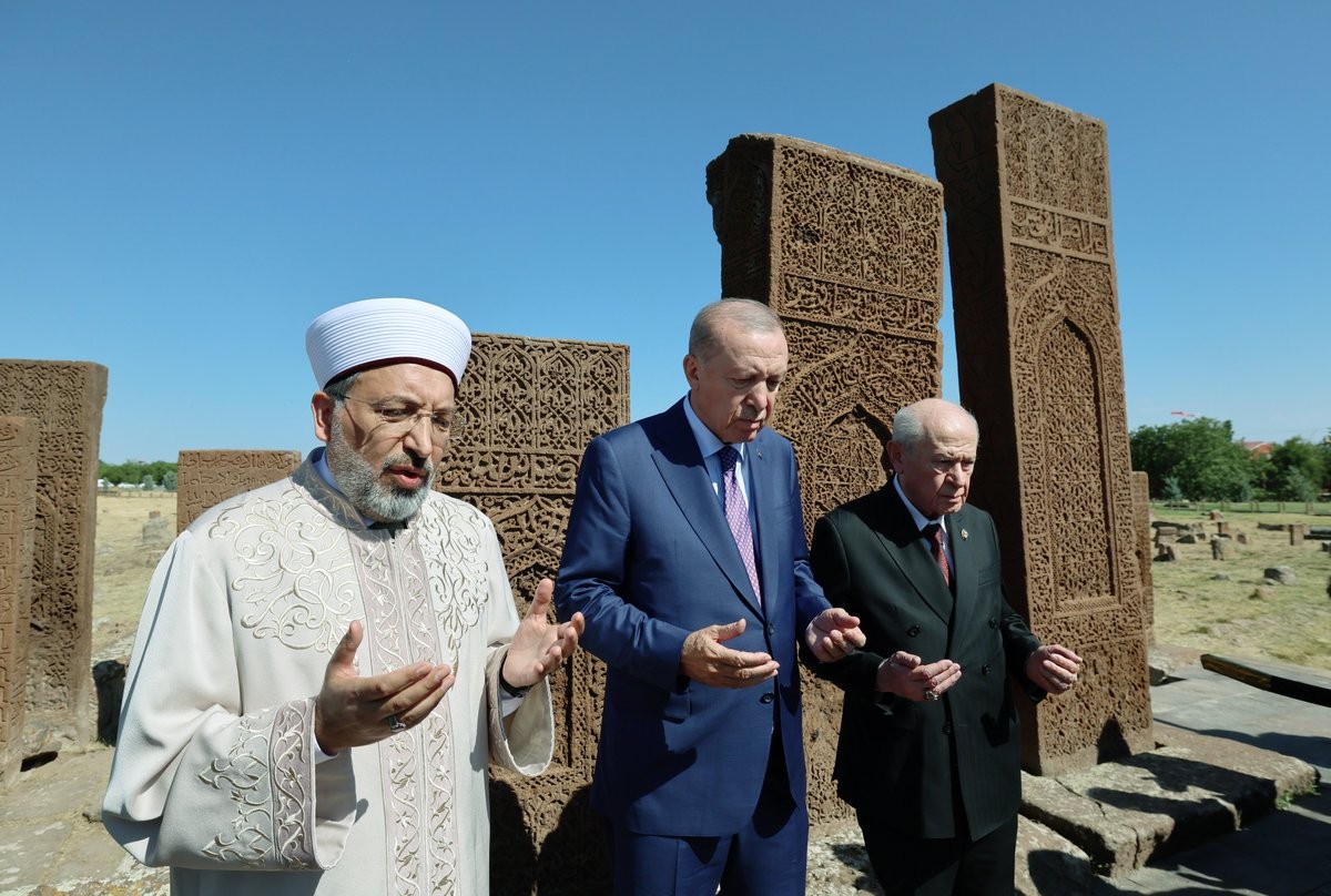 Büyük Selçuklu Hükümdarı Sultan Muhammed Alparslan’ın 26 Ağustos 1071 tarihinde kazandığı Malazgirt Zaferi, 955. yılında Bitlis’in Ahlat ilçesinde devletin zirvesini buluşturdu.