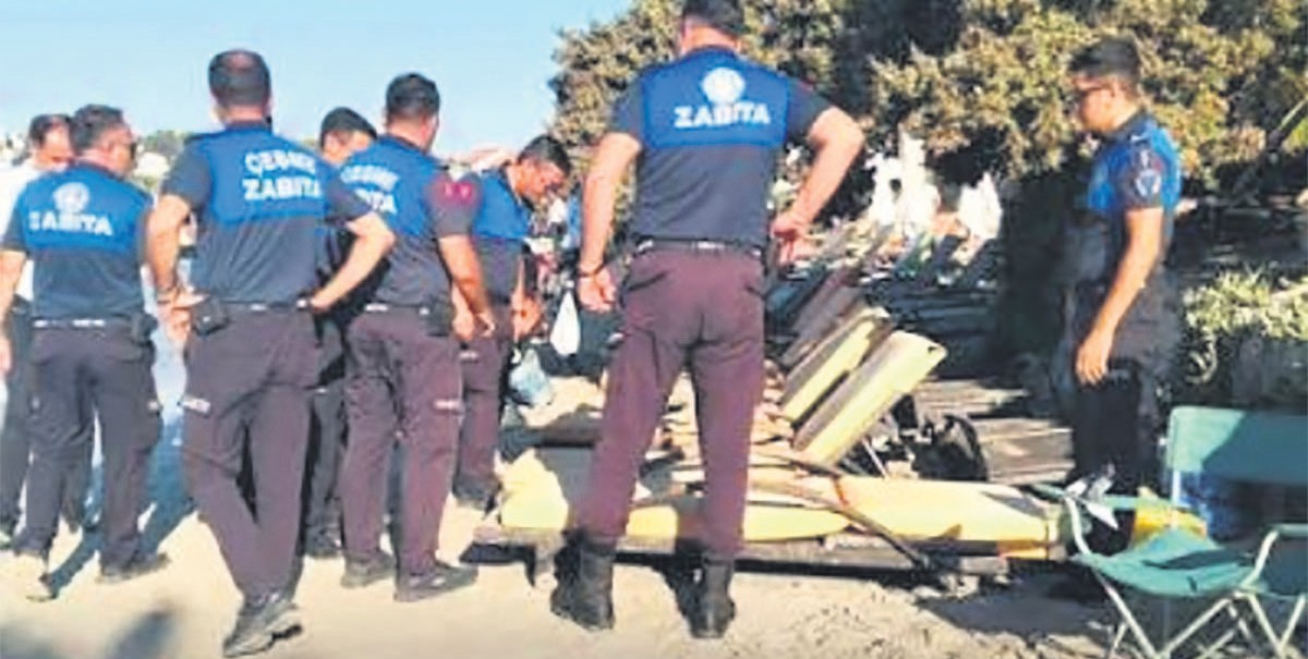 1787776580660.jpeg Ege sahillerinde kıyı kanunu seferberliği! Kamusal alanı işgal eden işletmelere neşter: Şezlonglar tek tek söküldü-3
