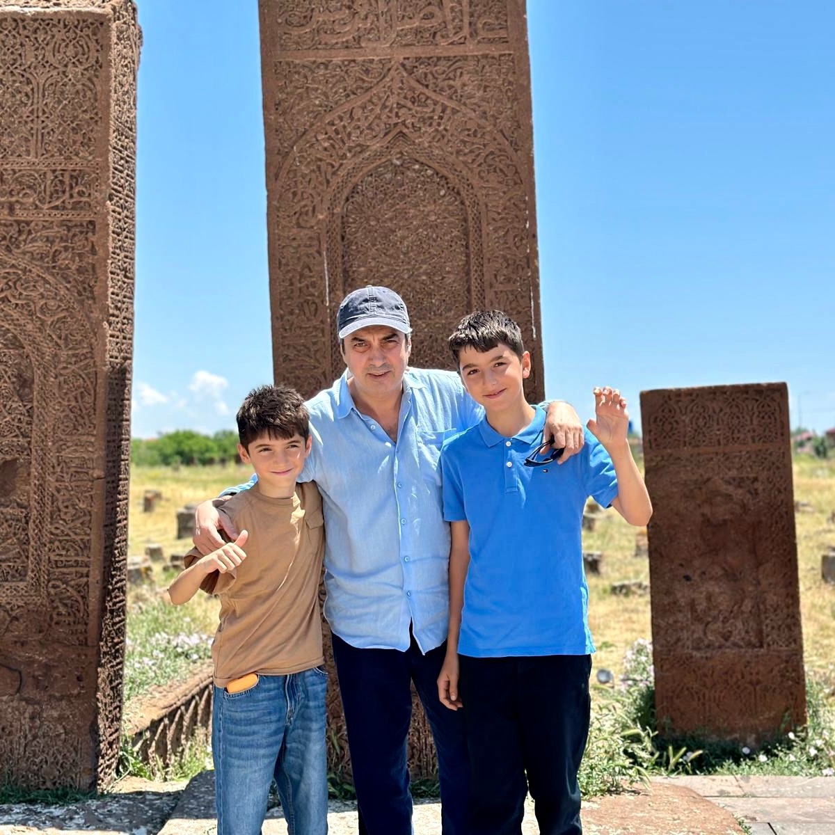 necati-sasmaz-ahlatta-ogullariyla-dua-etti-1787738410305.jpg Kurtlar Vadisi'nin Polat'ı Necati Şaşmaz oğullarıyla Ahlat'ta ortaya çıktı! Birlikte dua ettiler-5