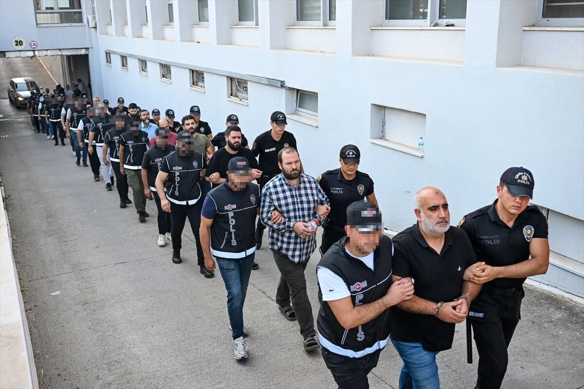 Örgütün özel olarak yetiştirdiği avukatlar aracılığıyla açtığı 370'i aşkın dava dosyası soruşturma kayıtlarına girdi. (Fotoğraflar: AA)