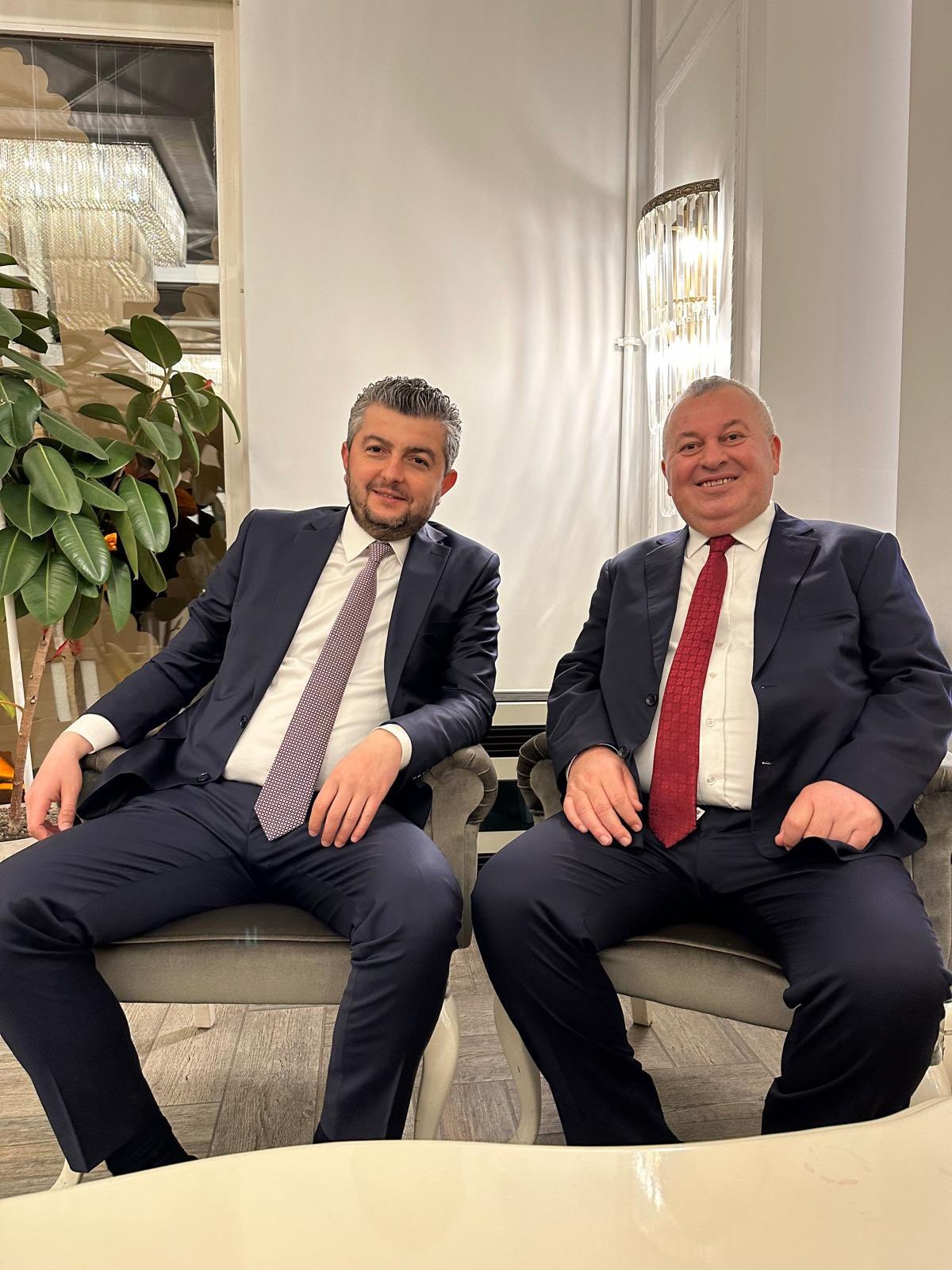 Yeni Parti İstanbul Milletvekili Cemal Enginyurt’un siyasi nüfuzunu kullanarak oluşturduğu iddia edilen karanlık ticaret ve finans ağı, eski danışmanı Ali Şenyurt’un İstanbul Cumhuriyet Başsavcılığına verdiği ifadelerle deşifre oldu. 
