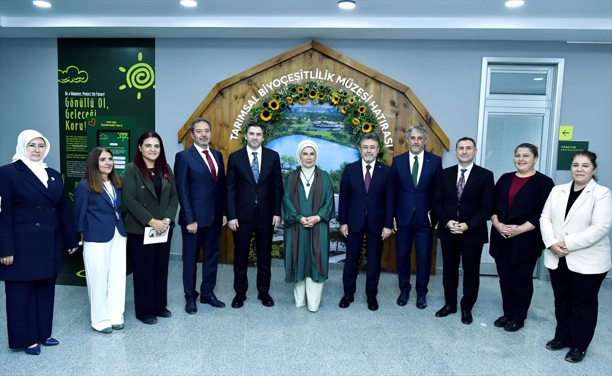 emine-erdogan-milli-botanik-bahcesini-ziyaret-etti-ata-tohumlarindan-hasat-yapti-1788514817524.jpeg Emine Erdoğan Milli Botanik Bahçesi’ni ziyaret etti: Ata tohumlarından hasat yaptı-4