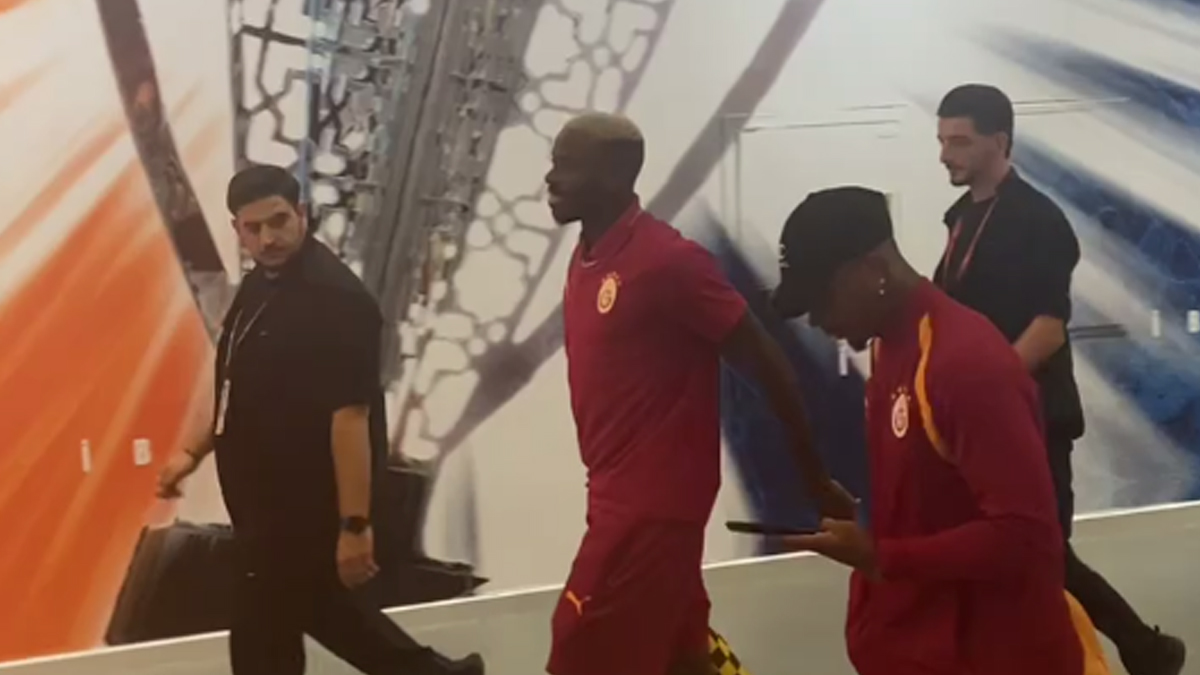 Victor Osimhen yaşadığı sakatlık sonrası stattan ayrıldı