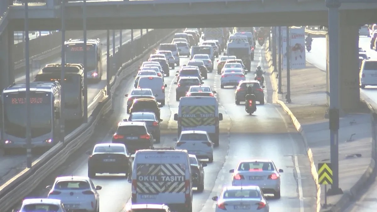 İstanbul genelinde trafik yoğunluğu yüzde 65'e, Anadolu Yakası'nda ise yüzde 75'e kadar çıktı.