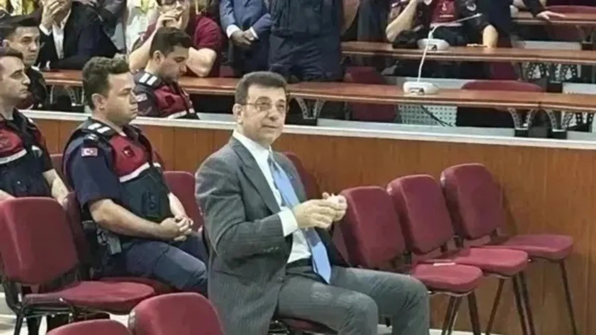 ibb-tutuklularina-mac-yasagi-getirildigi-iddiasi-yalanlandi-1788969835917.jpeg İBB tutuklularına Süper Lig maç yasağı getirildiği iddiası yalanlandı: Özel bir uygulama olmadığı açıklandı-4