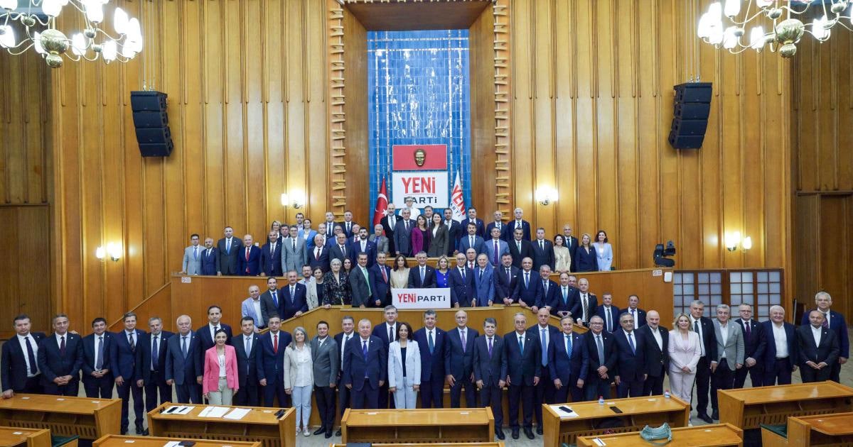 kilicdarogluna-aracilarla-giden-mesaj-yeni-partili-6-vekil-chpye-donmek-istiyor-genel-merkeze-sorduk-ne-dedile-1788942671336.jpeg Kılıçdaroğlu'na aracılarla giden mesaj! Yeni Partili 6 vekil CHP'ye dönmek istiyor: Genel Merkez'e sorduk, ne dediler?-4