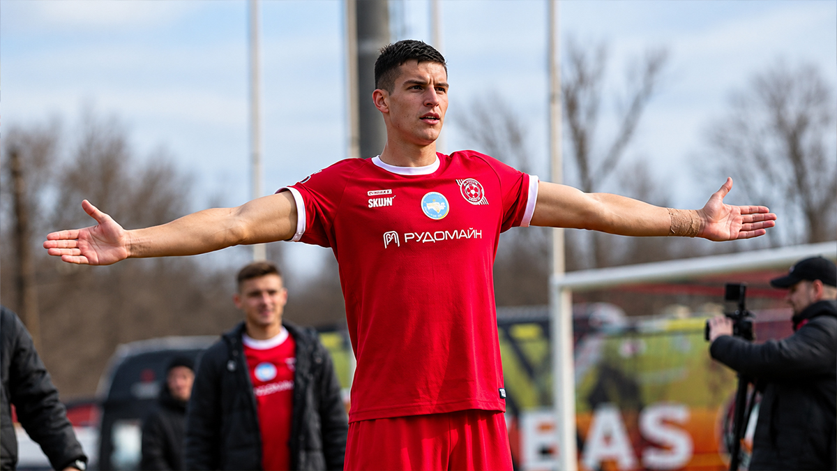 Volodymyr Vilivald Ukrayna'da forma giyiyor