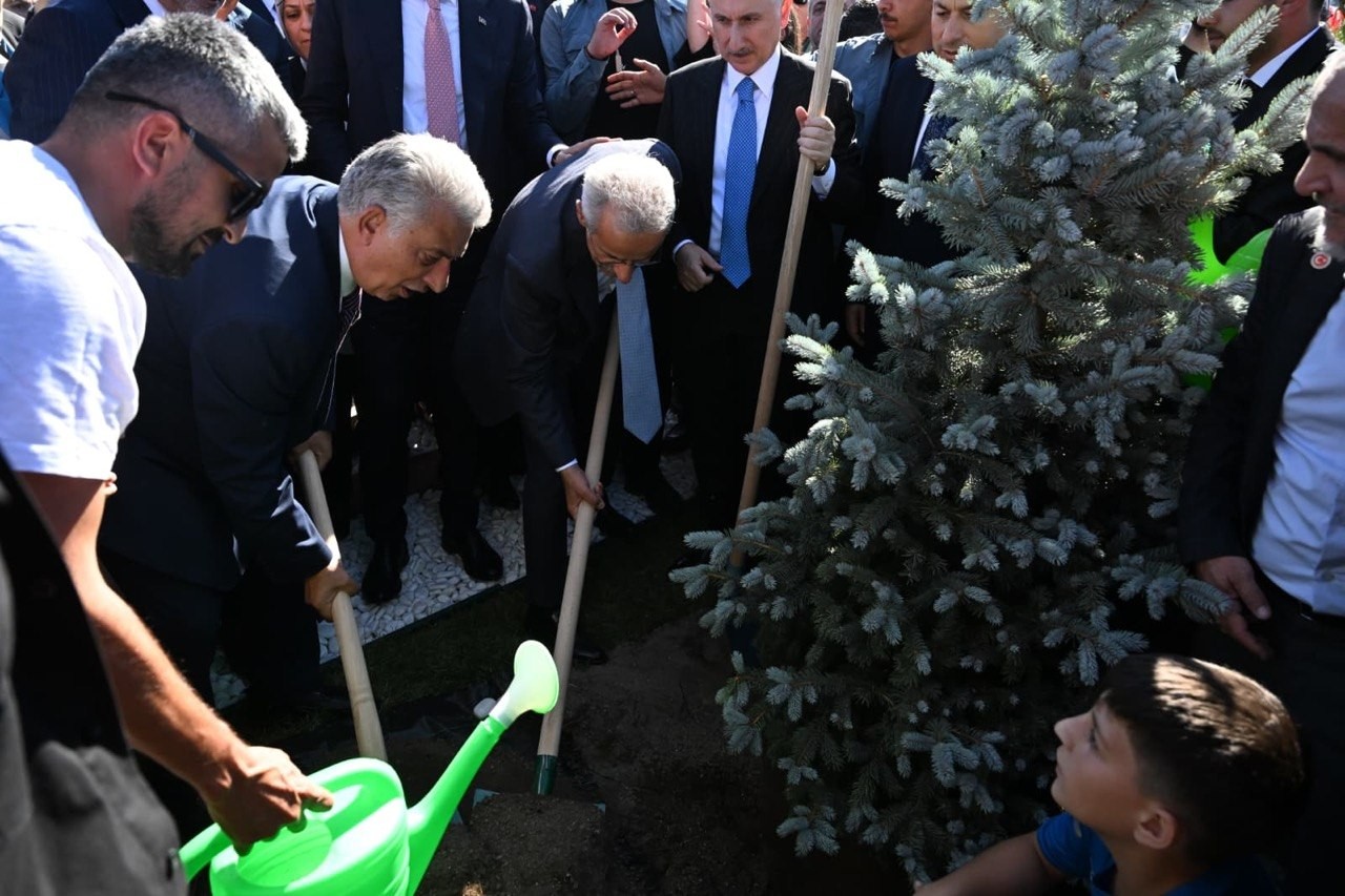 Trabzon'un Beşirli sahilinde hayata geçirilen Uzunkum Yaşam Alanı Millet Bahçesi, denizle bütünleşen yeni bir yaşam merkezi olacak.