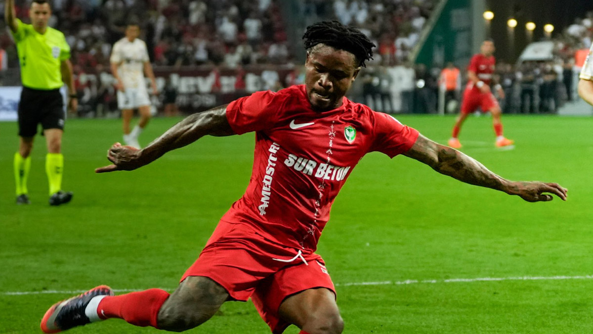 Gift Orban Başakşehir'e karşı attığı 3 golle 3 puanın mimarı oldu